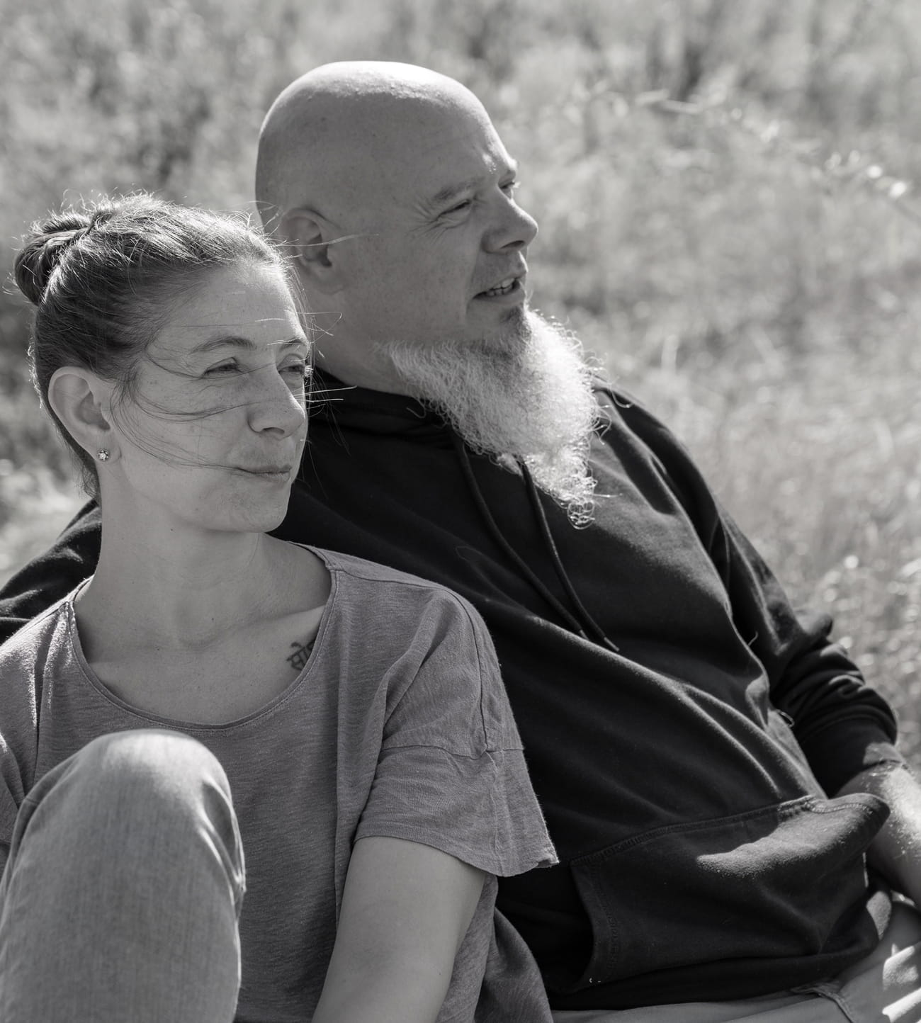 Thomas und Claudia Hareter sitzen auf einer Bank im Weingarten in Weiden am See.