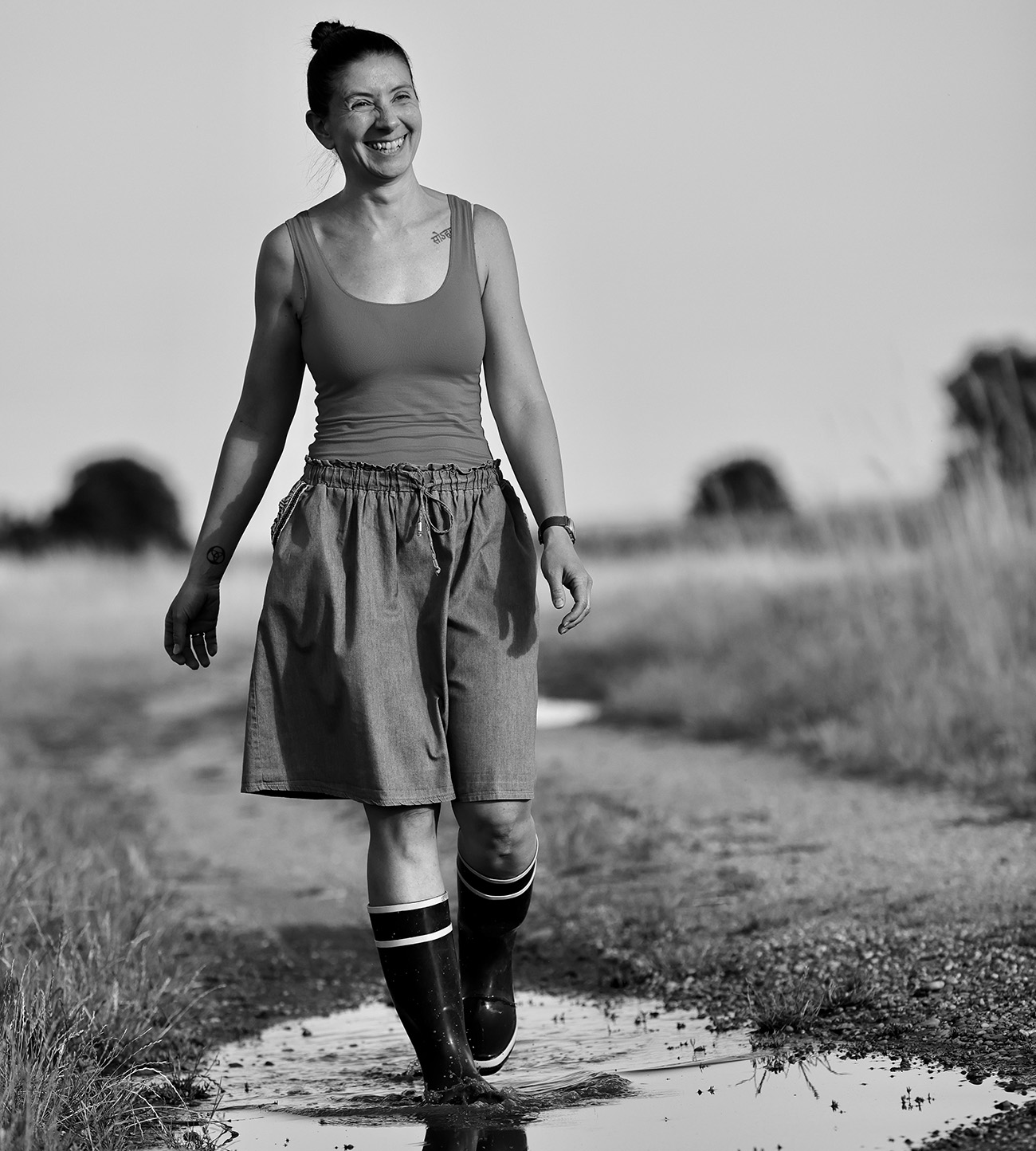 Claudia Hareter-Kroiss im Weingarten – Demeterwein vom Weingut Hareter Claudia Hareter-Kroiss geht zum Weingarten im biodynamischen Weingut Hareter – Demeterwein aus den Rieden von Weiden am See.