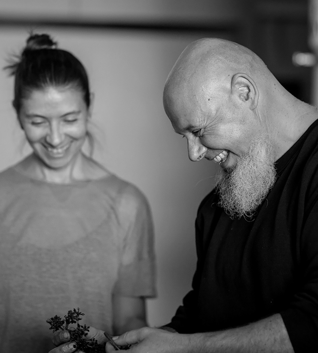Thomas und Claudia Hareter bei der Qualitätskontrolle der Weinverarbeitung im Keller – Histamin und Wein aus den Rieden von Weiden am See.