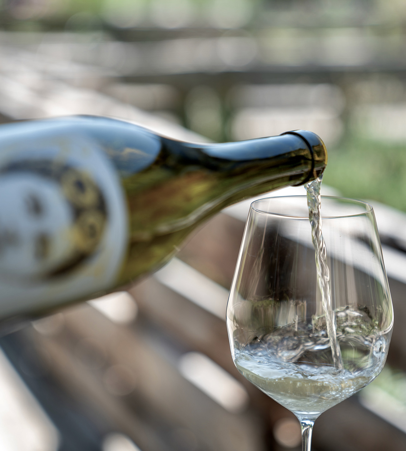 Naturwein wird ins Glas eingeschänkt – Weingut Hareter, Demeter zertifizierter Wein aus den Rieden von Weiden am See.